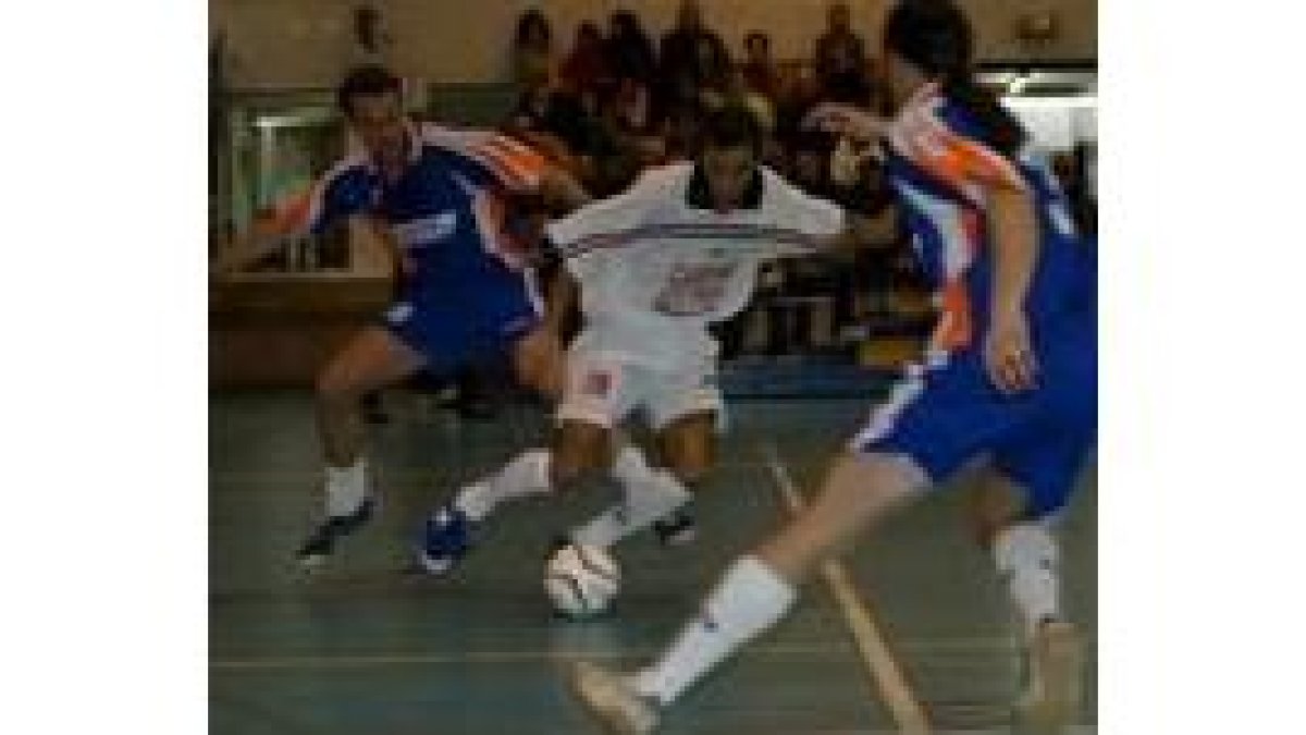 Campazas, en el centro, materializó el primer gol del equipo local