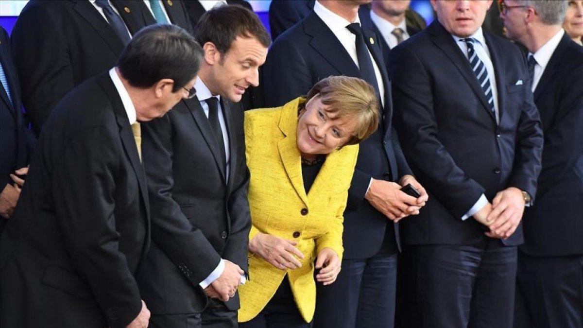 El presidente de Chipre, Nicos Anastasiades (izquierda), el francés, Emmanuel Macron, y la cancillera alemana, Angela Merkel, en la cumbre europea de Bruselas.