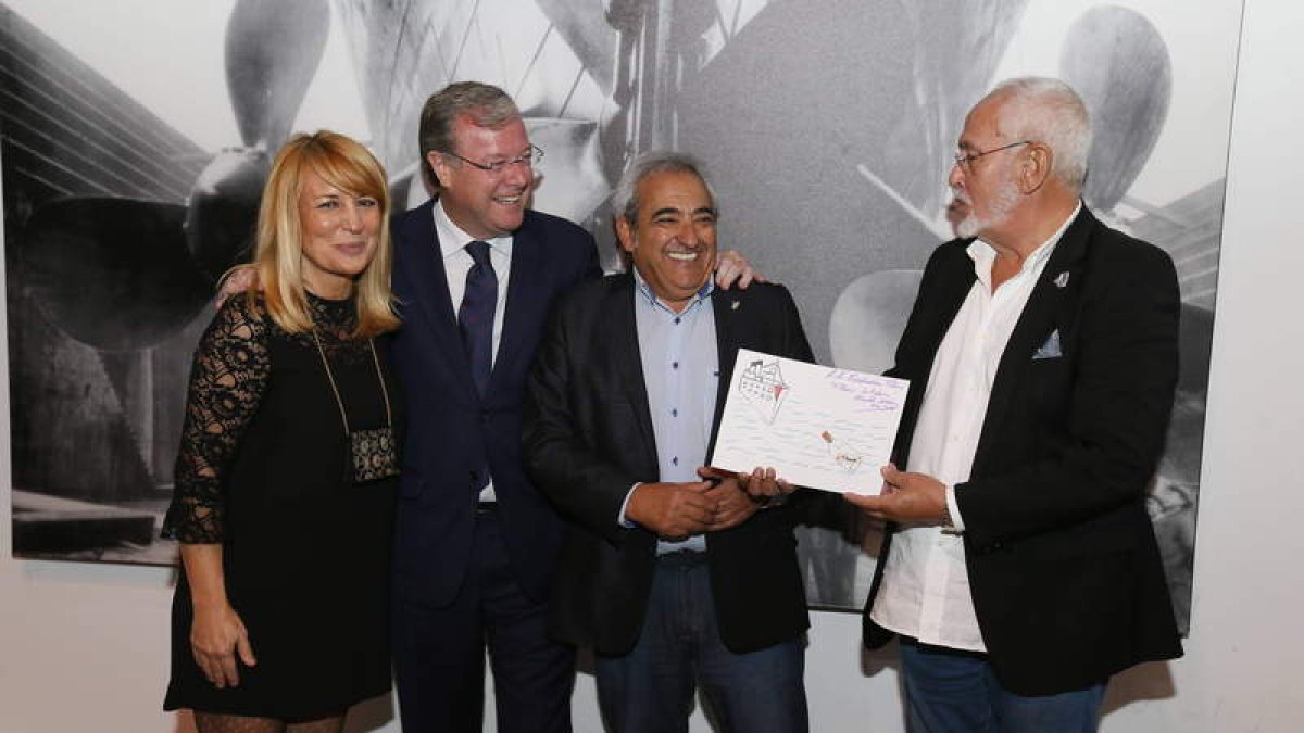 El alcalde de León, Antonio Silván, entrega su dibujo en la presentación de la campaña. RAMIRO