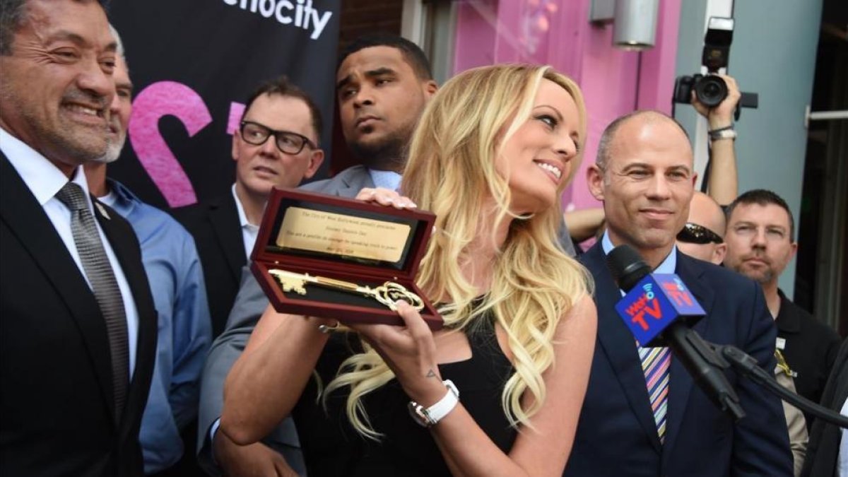 La actriz y directora porno Stormy Daniels acepta la llave de la ciudad de West Hollywood.