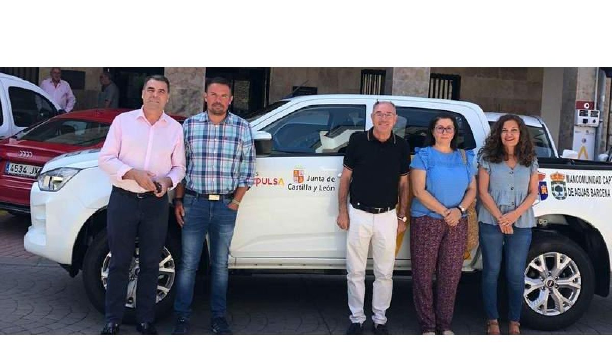 Los responsables municipales en la Mancomunidad, con el nuevo vehículo adquirido. DL