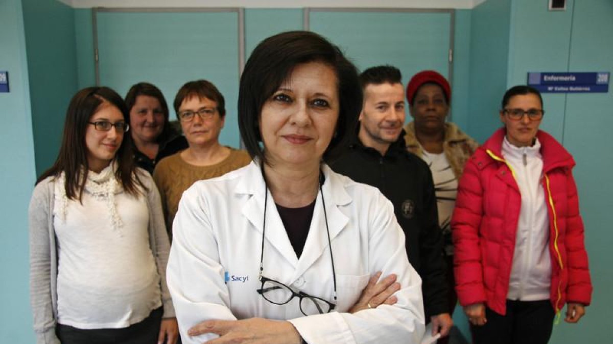 La doctora Montserrat de la Iglesia posa con pacientes, ayer en su sala de espera en el centro de salud de José Aguado. F. OTERO PERANDONES