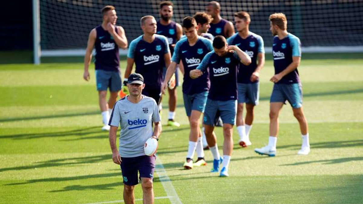 Ernesto Valverde, en primer plano, durante el entrenamiento del Barcelona. ALEJANDRO GARCÍA