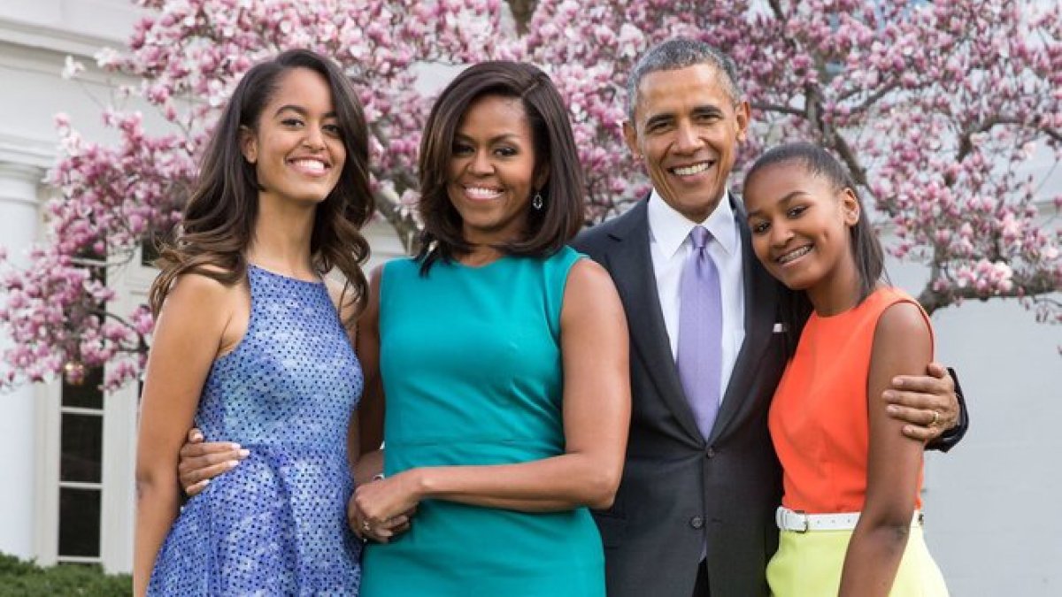 Barack y Michelle Obama con sus hijas, Malia y Sasha, en su felicitación de Pascua.