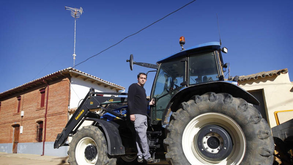 Álvaro Cid, el único joven que trabaja en el campo en Escobar de Campos.