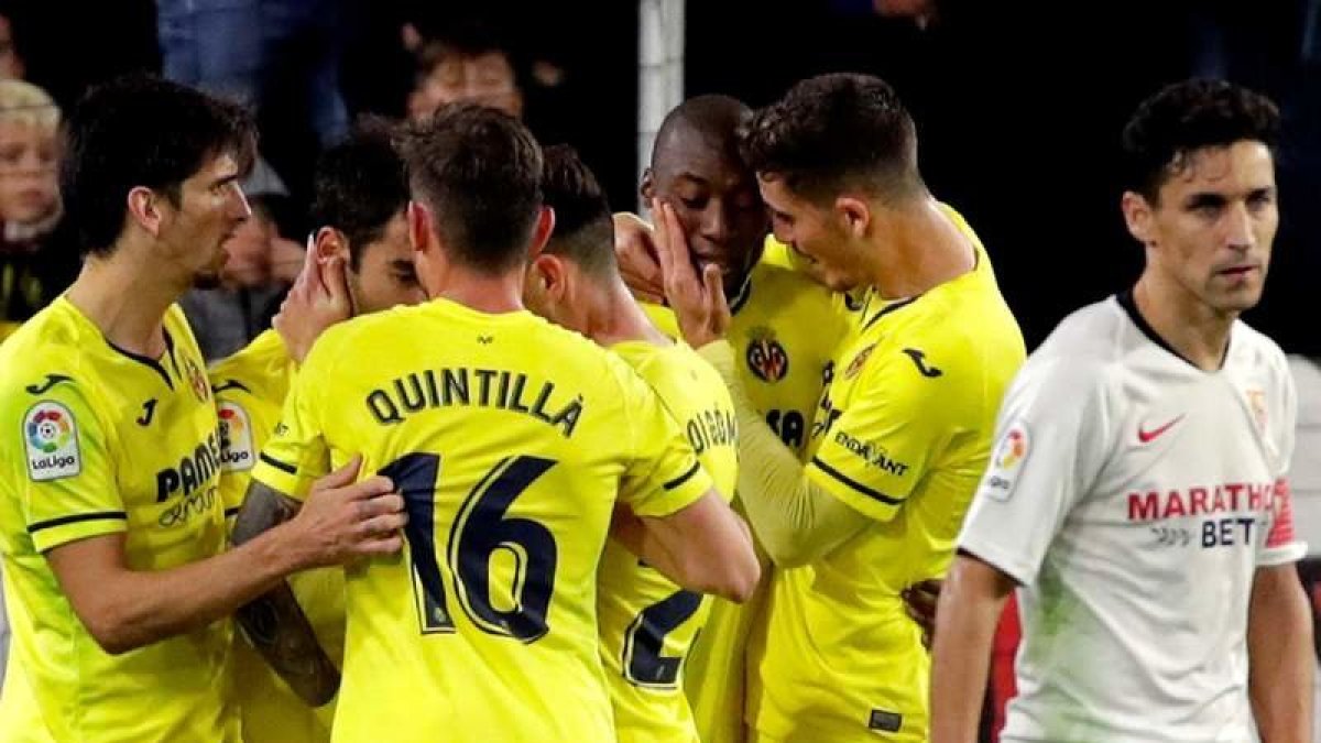 Los futbolistas del Villarreal celebran el segundo gol mientras Jesús Navas lo lamenta.