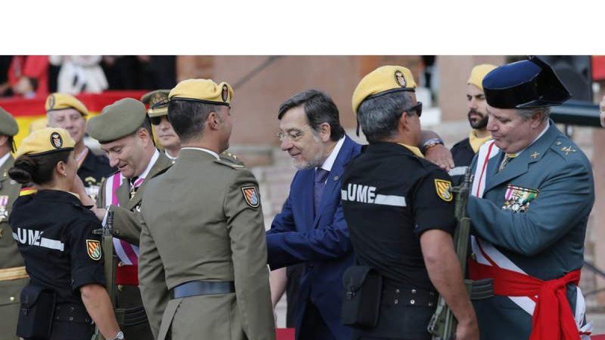 Imposición de medallas en el acto castrense de la UME; en primer término, el general de zona de la Guardia Civil