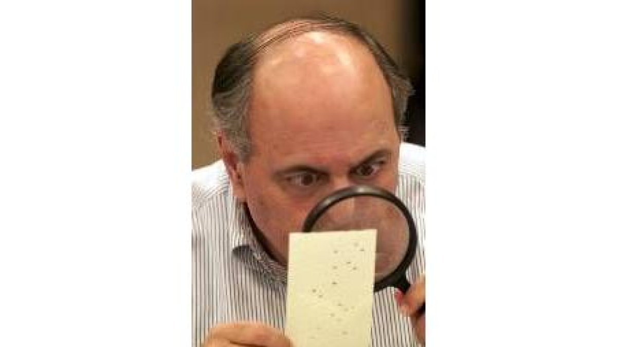 Un juez mira un voto con lupa en Florida
