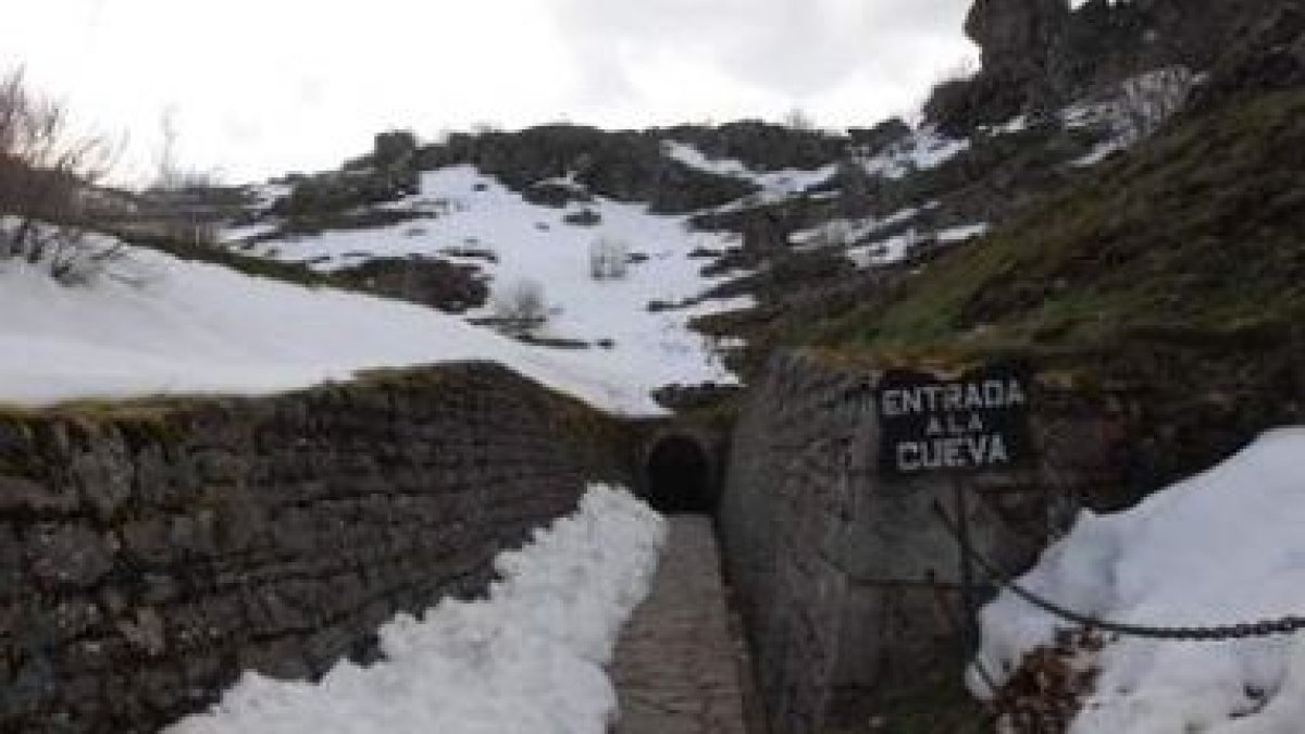 La Cueva de Valporquero ya está abierta; ayer estrenó campaña pese a la nieve.