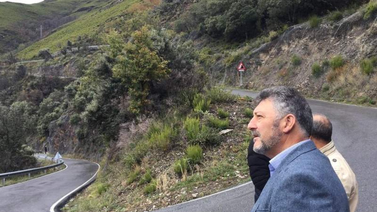 El vicepresidente de la Diputación, Ángel Calvo, supervisando las obras de la carretera. DL