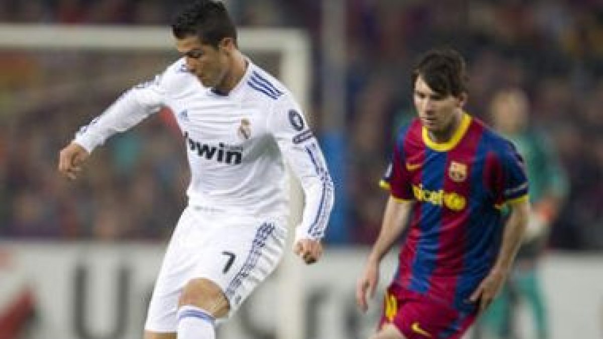 Ronaldo controla el balón ante Messi en la semifinal de la Liga de Campeones.