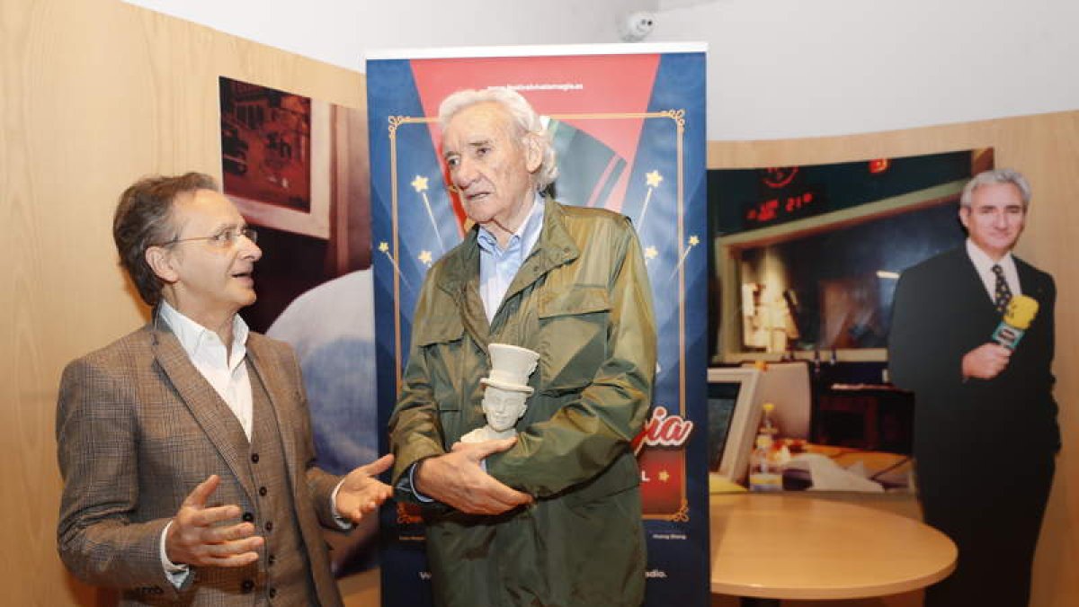 Del Olmo recogió el premio Mago de la Radio en su museo. LDM