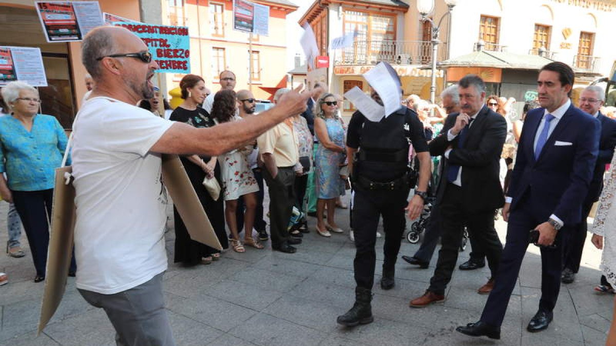 Uno de los encerrados en el Hospital protesta ante las autoridades. D.L.M.