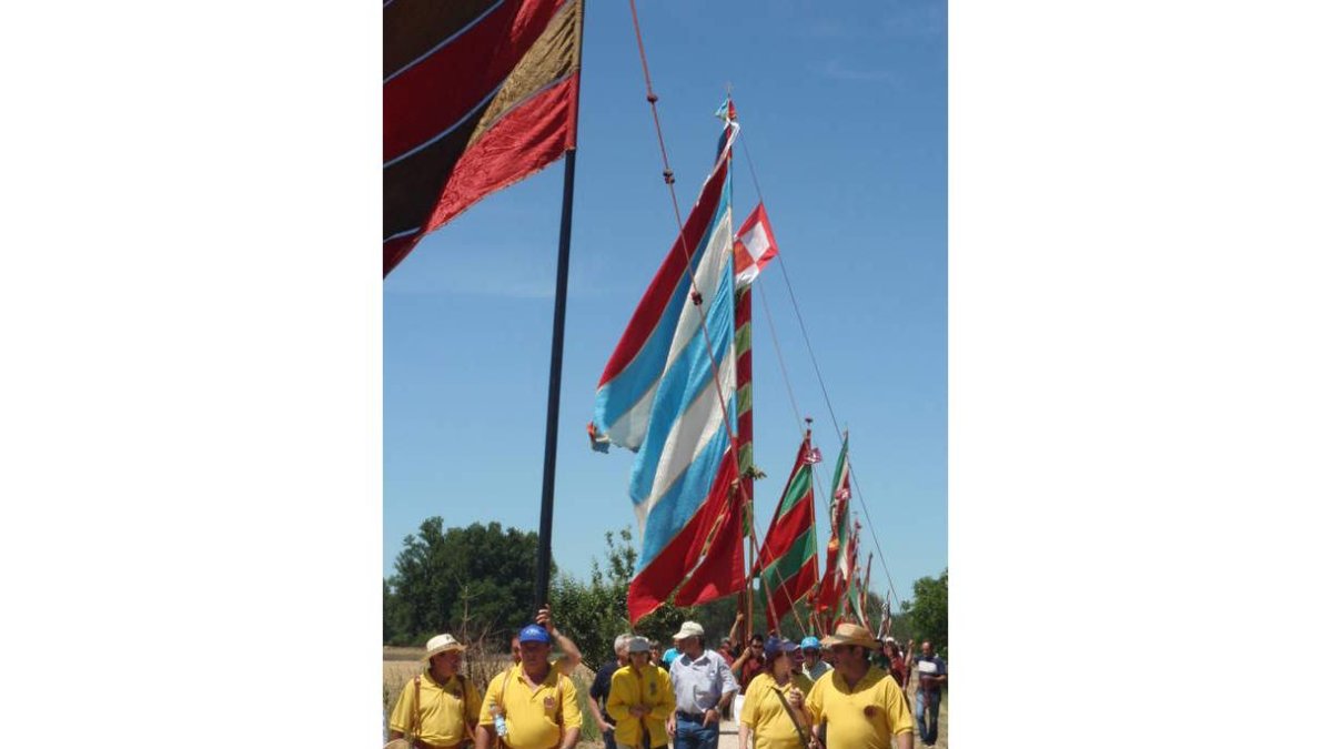 Los pendones de camino al polideportivo.