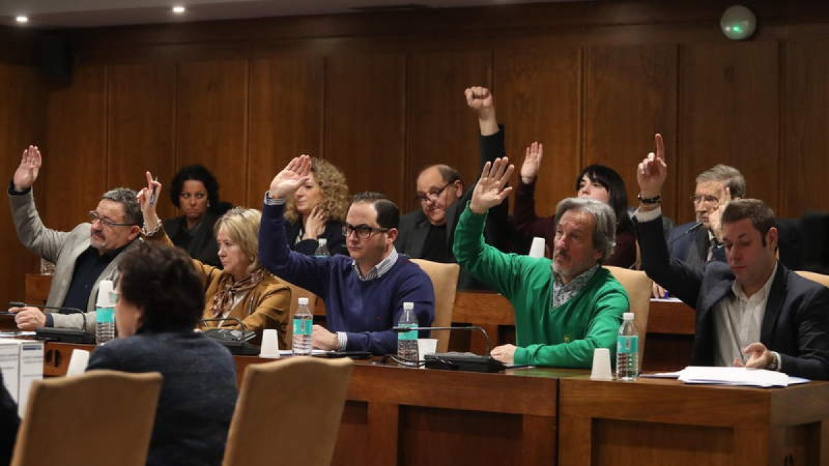 Votación, ayer, de la modificación de créditos, que sumó votos del PP, del cogobierno de CB y de grupos de la oposición. L. DE LA MATA