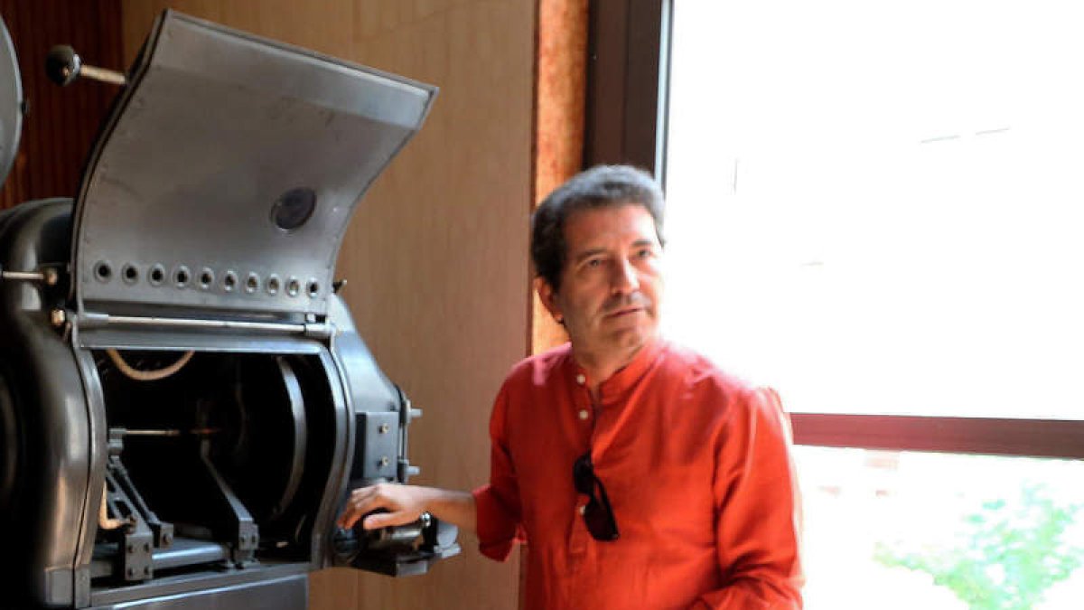 Varela, junto a un viejo proyector en el Bergidum. ANA F. BARREDO
