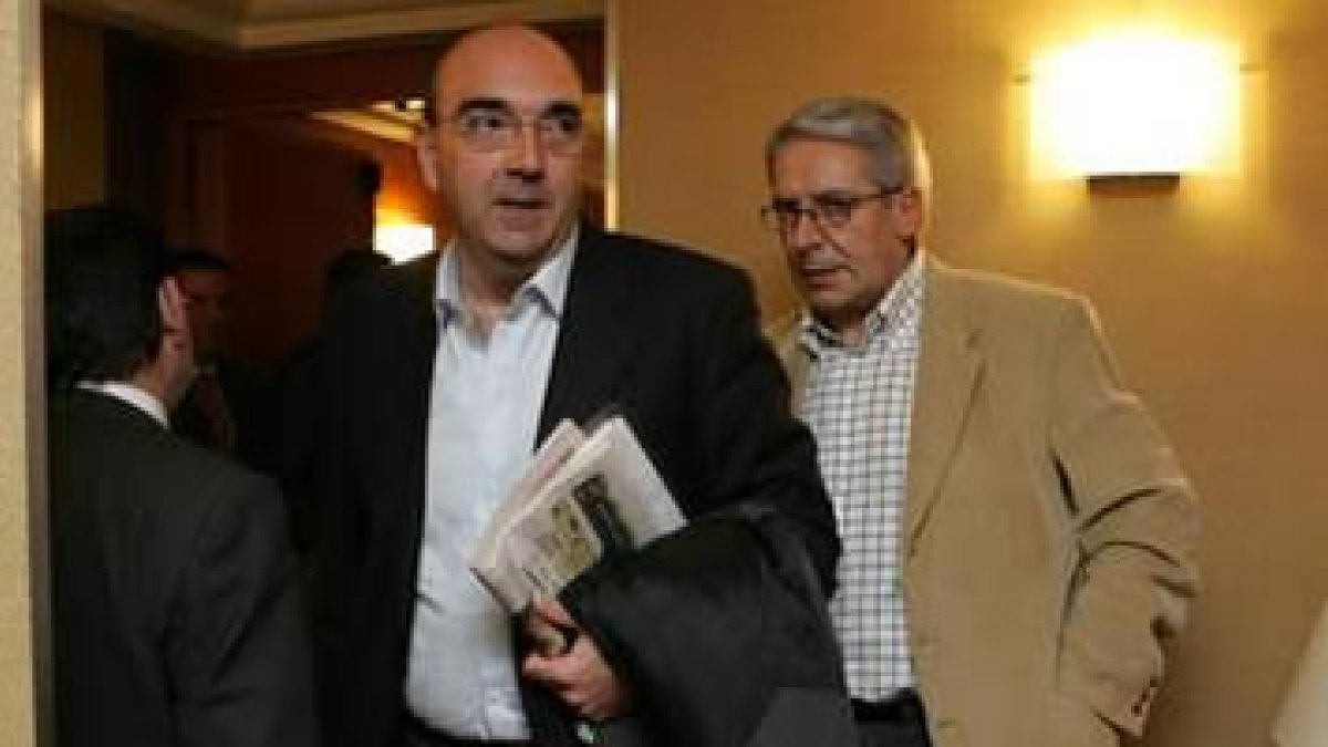 Santiago de la Riva, en primer término, junto a Dionisio Elías,  en una reunión de Profutle.