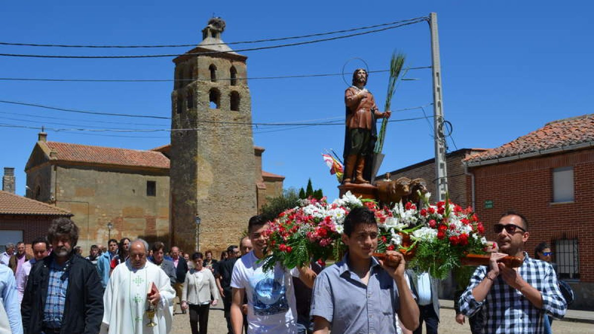 Procesión de san Isidro con la iglesia al fondo.