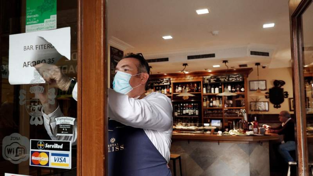 En el interior de los bares es obligatorio el uso de la mascarilla. JESÚS DIGES