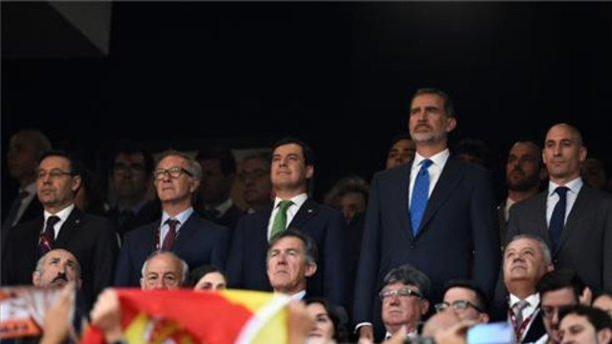 El Rey Felipe, en el centro del palco del Benito Villamarín.