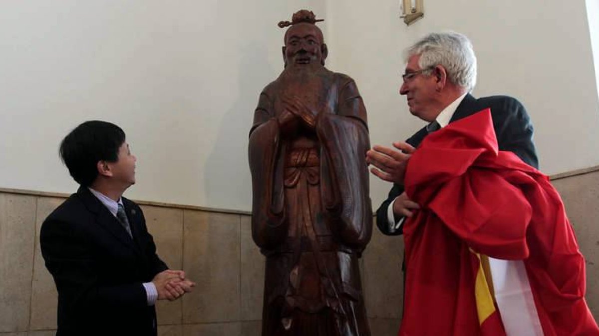 El descubrimiento de la estatua de Confucio, ayer por parte de Thang Jing y Hermida.
