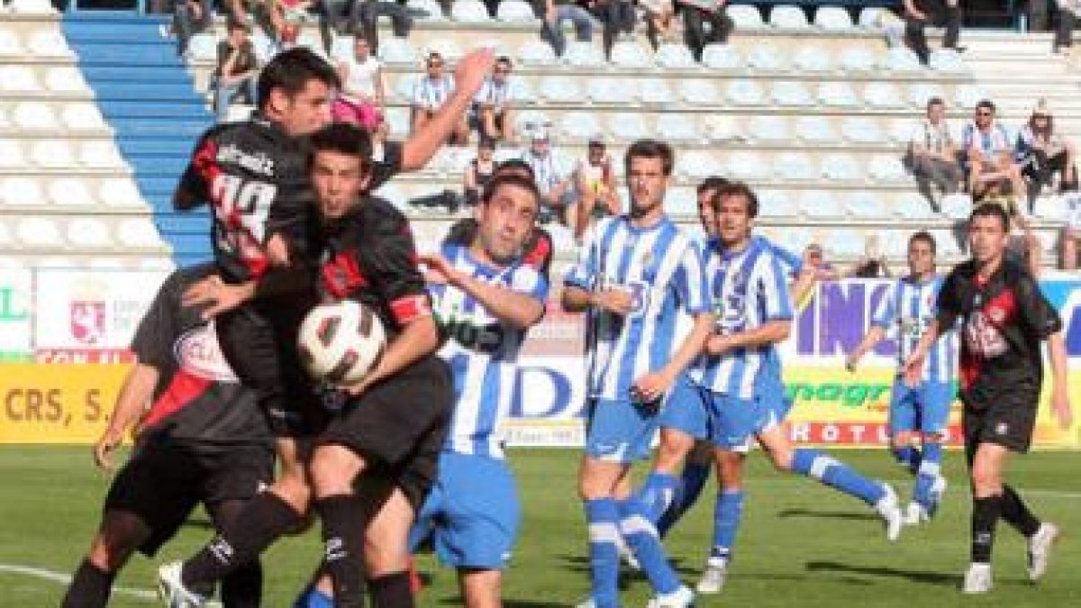 Luis Prieto hizo un buen partido y se sumó varias veces al ataque, gozando de alguna oportunidad.