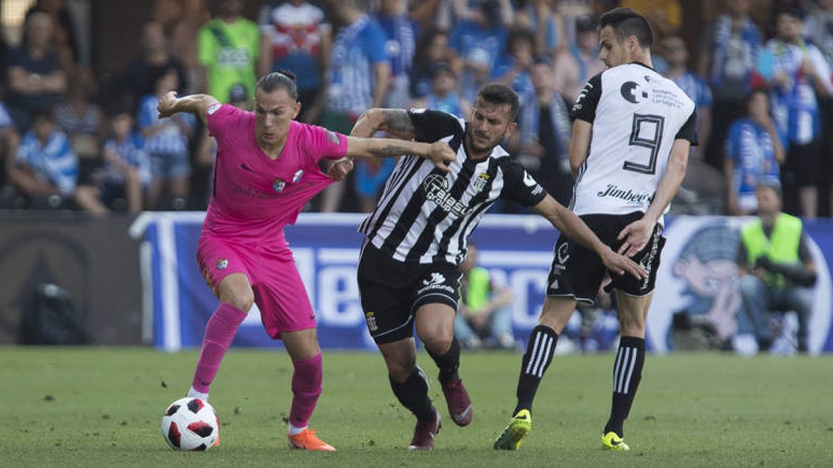 Son avanza ante dos rivales en el partido del play off de 2019 disputado en Cartagonova. DL