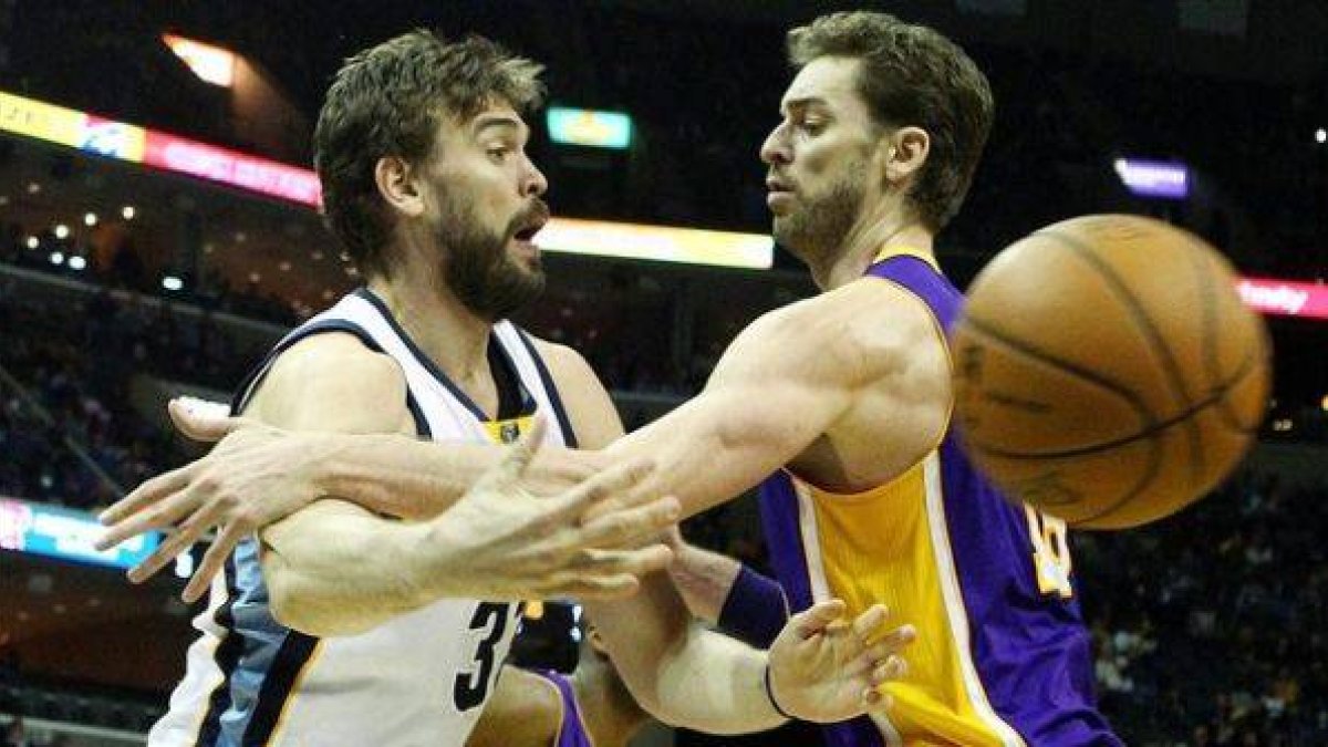 Marc pasa el balón a pesar de la presión de Pau.