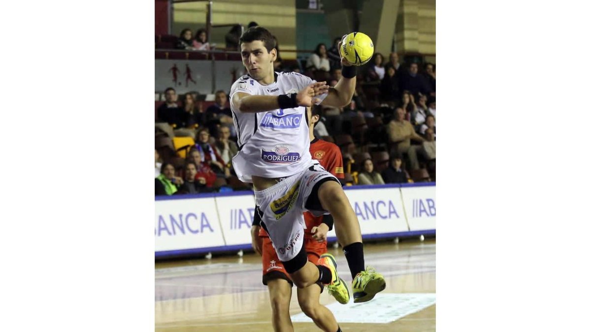El lateral serbio Pedrag Vejin jugó hoy su último partido con el Ademar en el palacio.