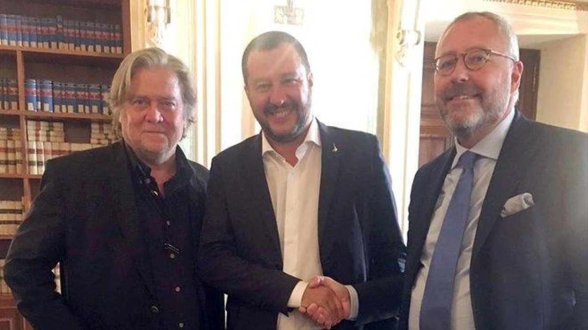 De izquierda a derecha, Michael Modrikamen, lídér del Partie Populaire belga, Steve Bannon y Matteo Salvini.
