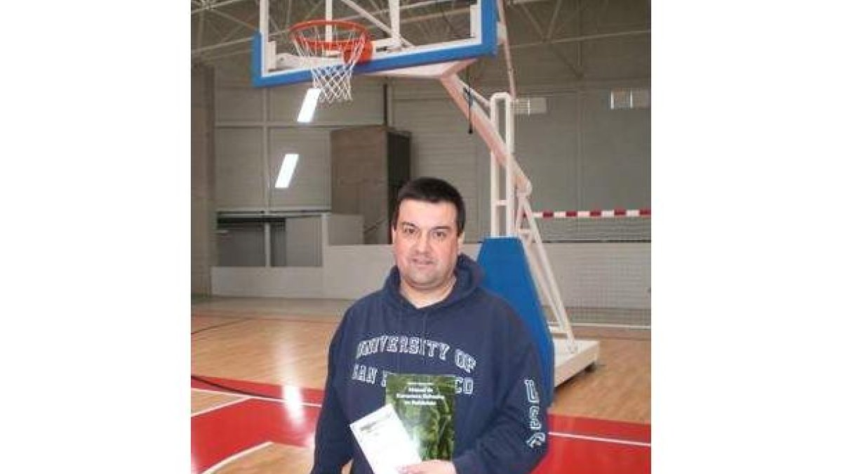 Antonio «Chiqui» Barros sujeta su libro «Semillas».