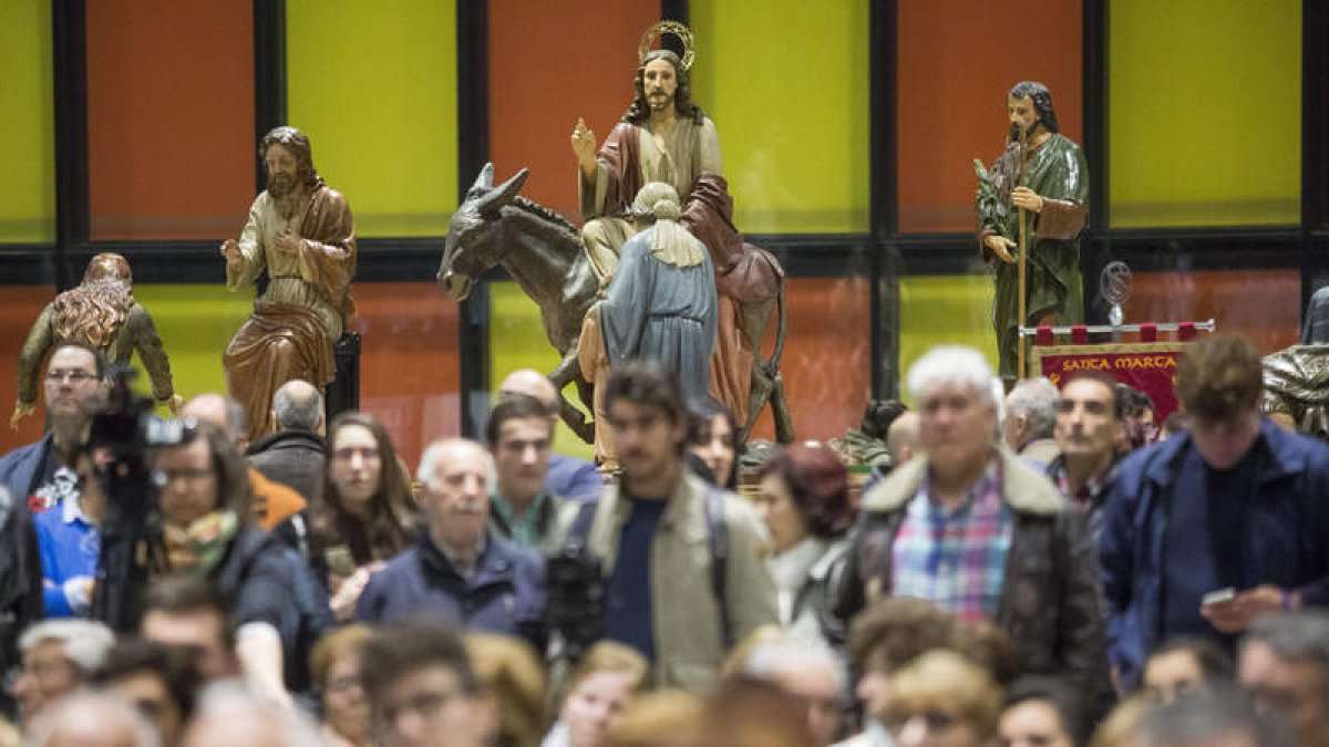 Autoridades y abades, en la presentación. FERNANDO OTERO