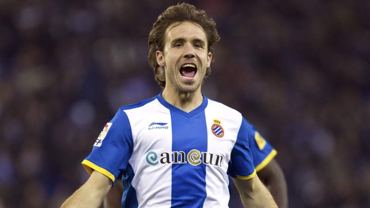 El centrocampista del Espanyol Joan Verdú hundió a los rojiblancos con sus dos goles.