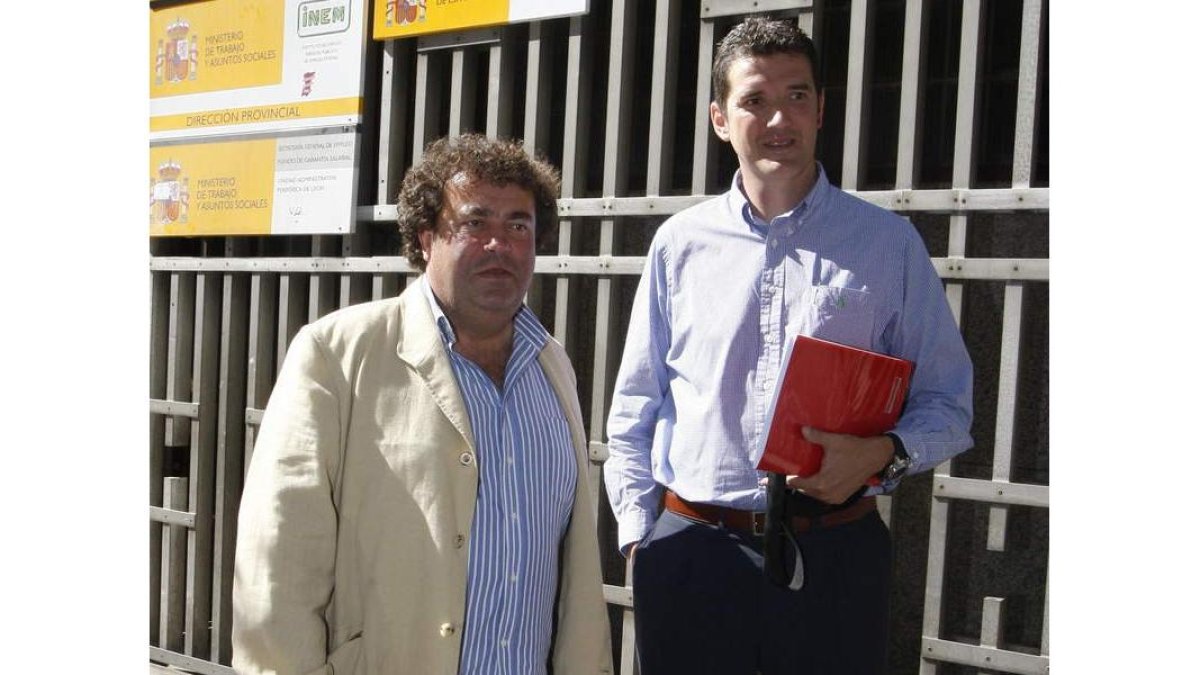 Milo Abelleira, a la izquierda, junto al abogado que defendió sus intereses económicos.