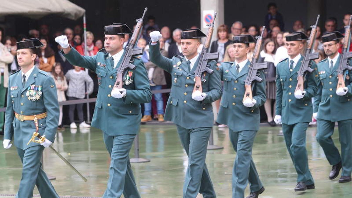 Agentes de la Guardia Civil, con tricornio y en uniforme de gala, desfilaron ayer en el cuartel de Ponferrada. L. DE LA MATA