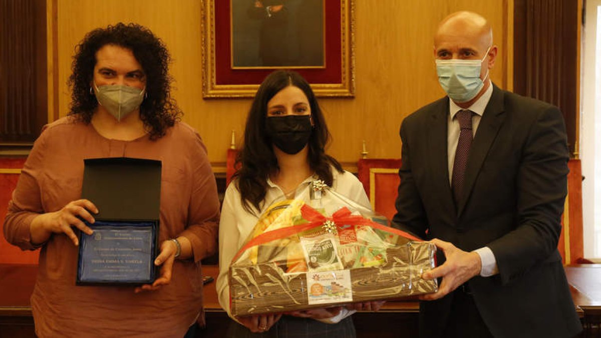 Vera López, Enma S. Varela y José Antonio Diez, ayer en el salón de plenos. FERNANDO OTERO