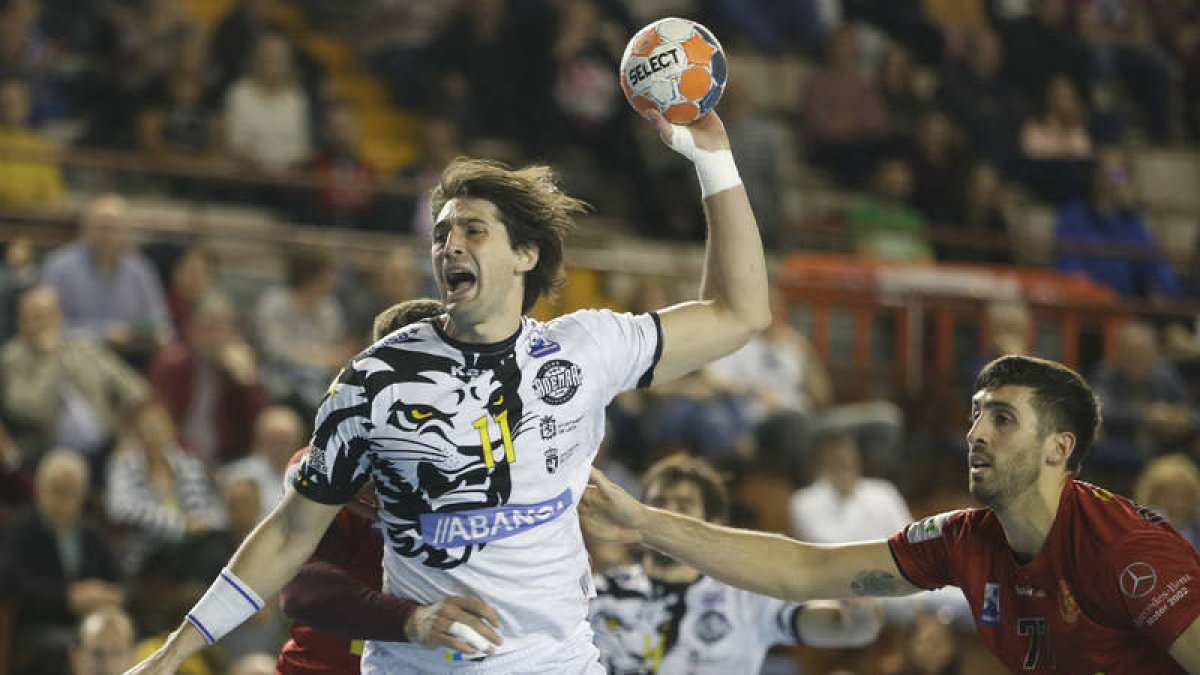 Fede Vieyra regresó ante el Cangas. JESÚS F. SALVADORES