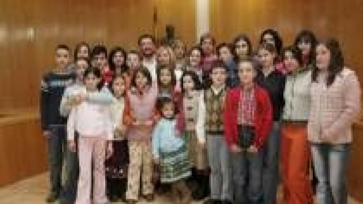Los componenentes de la coral de Antonio Valbuena recibieron felicitaciones en el consistorio