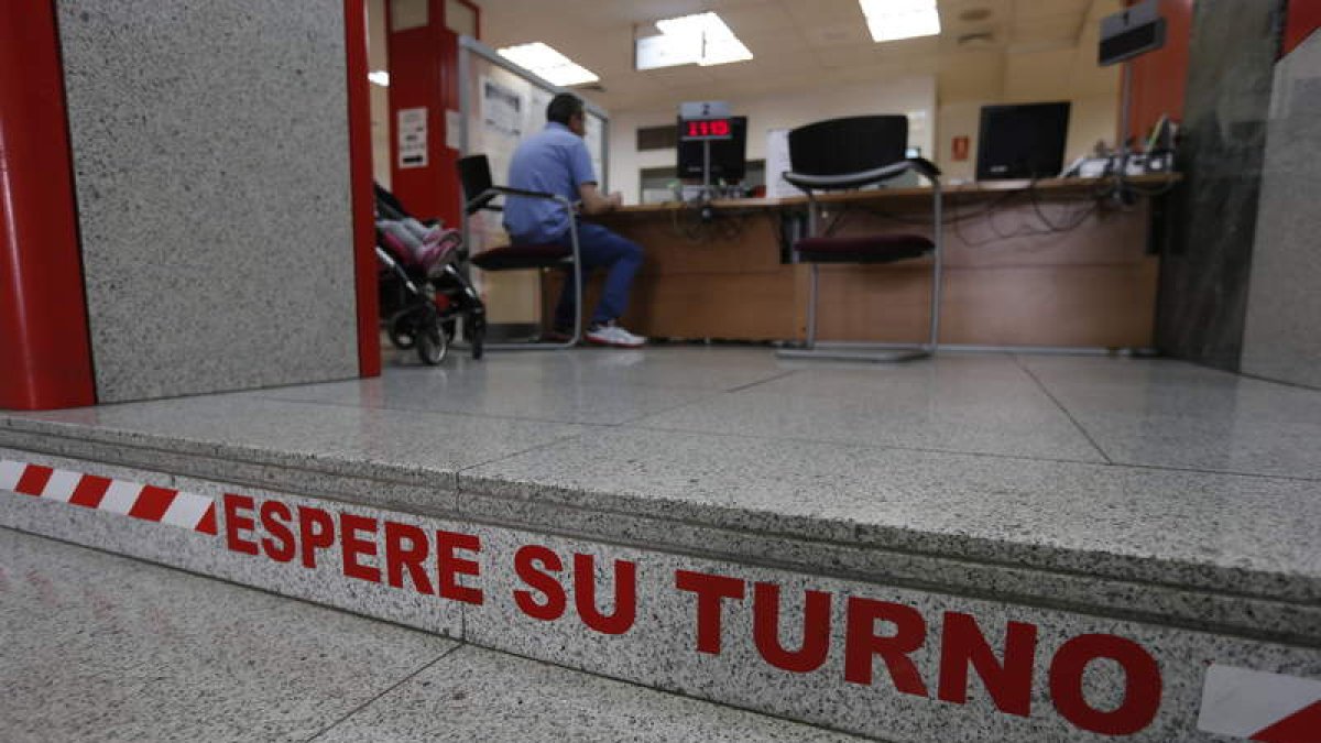 Los funcionarios apenas disponen de un cuarto de hora para atender a cada usuario