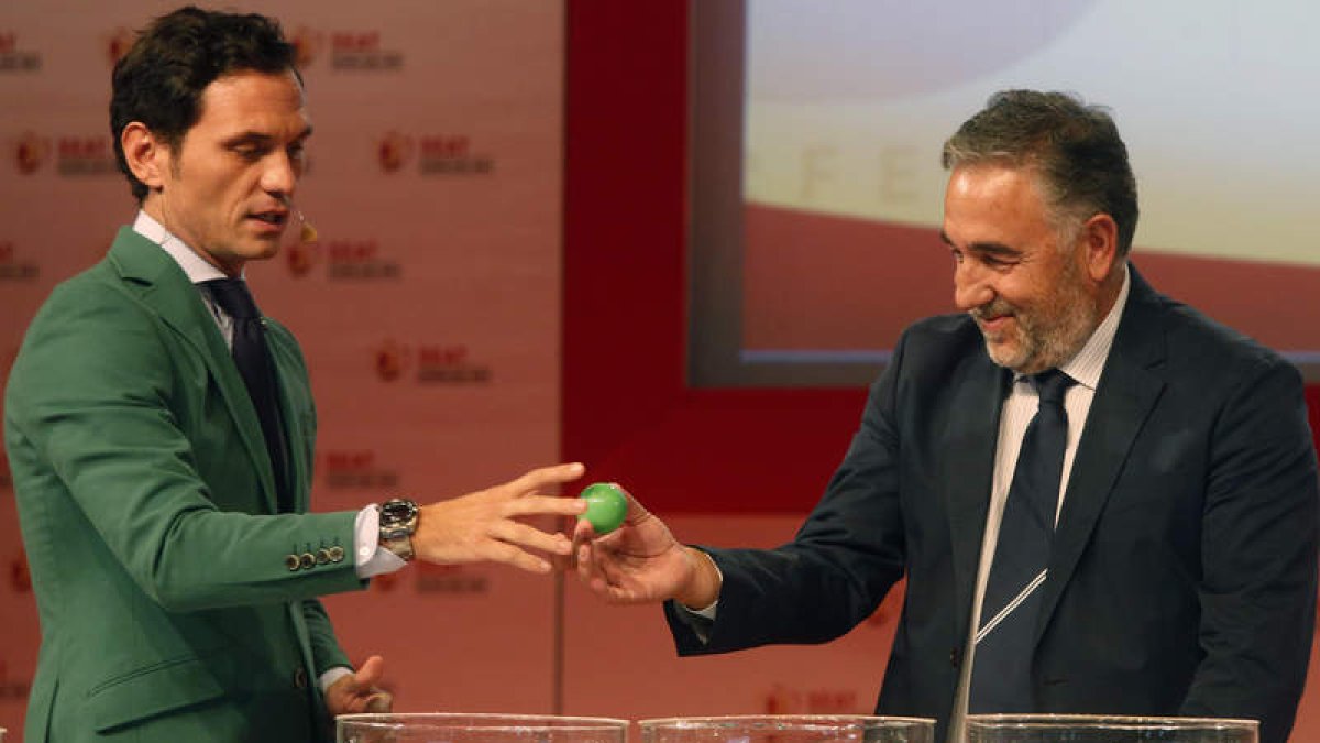 El presidente de la SD Ponferradina, José Fernández ‘Silvano’, participó directamente en el sorteo de Copa del Rey. RAQUEL P. VIECO