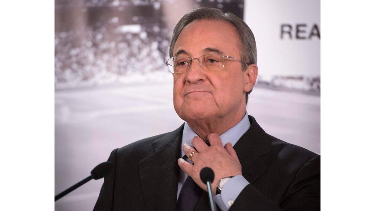 Florentino Pérez se echa la mano al cuello de la camisa durante la rueda de prensa