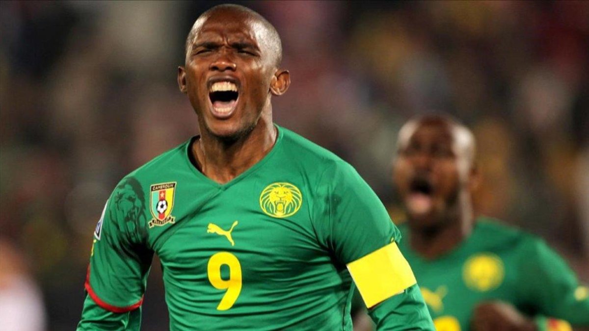 Samuel Etoo durante un partido con la selección de Camerún.