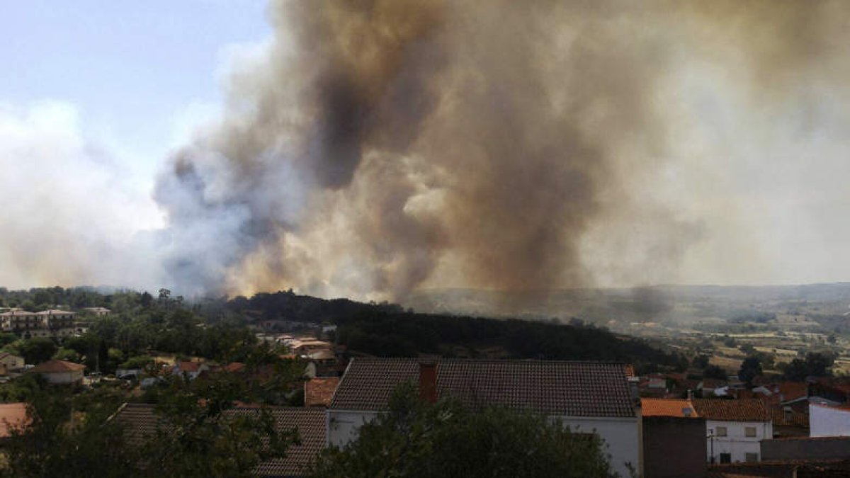 Imagen del incendio en Aldeadávila de la Ribera. J. M. GARCÍA