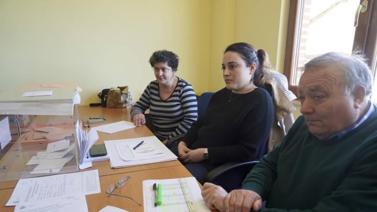 Mesa electoral de la localidad leonesa de Escobar de Campos con 39 personas censadas