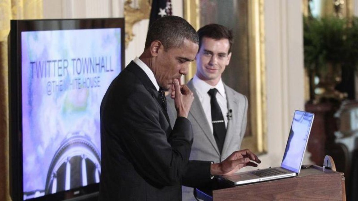 El jefe de Twitter, Jack Dorsey, con Barack Obama, cuando abrió su cuenta en la plataforma, en el 2011.