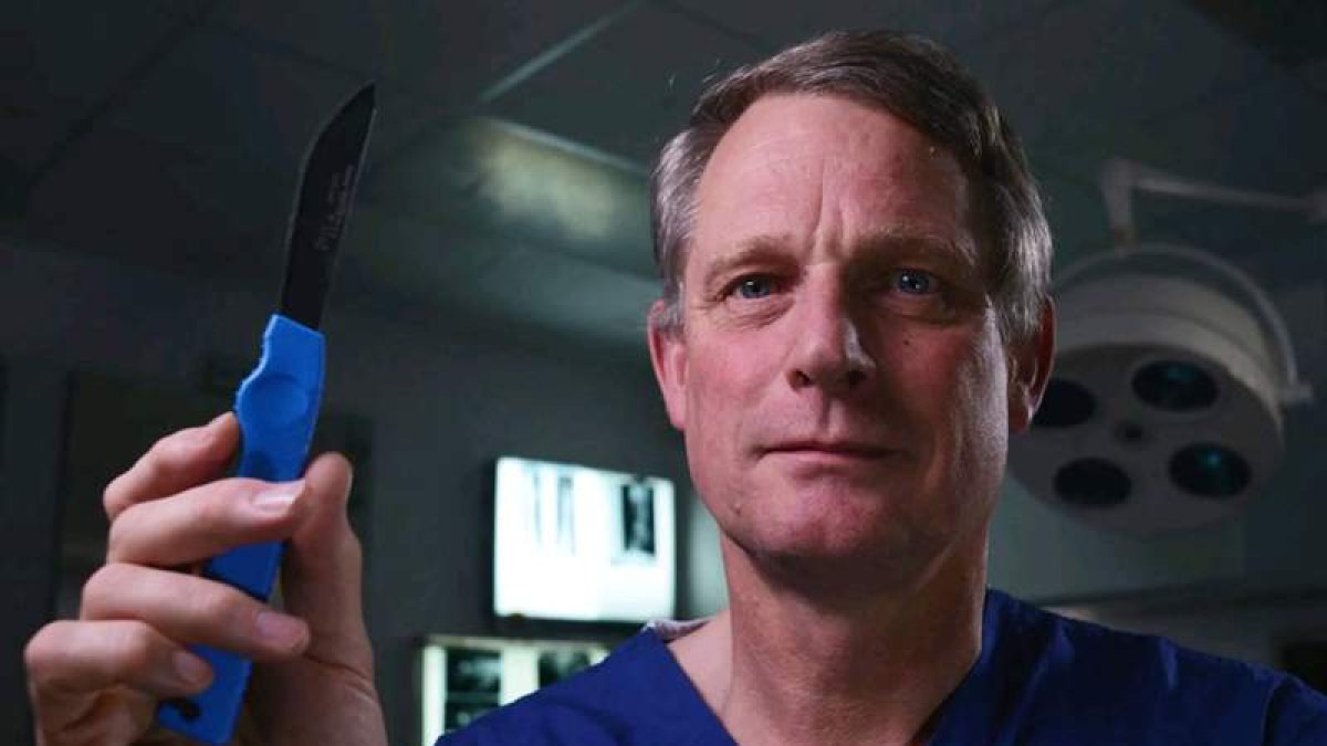 El patólogo forense y escritor inglés Richard Shepherd