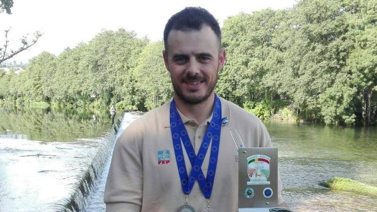 Rubén Santos Becerro con sus dos medallas y el trofeo. DL