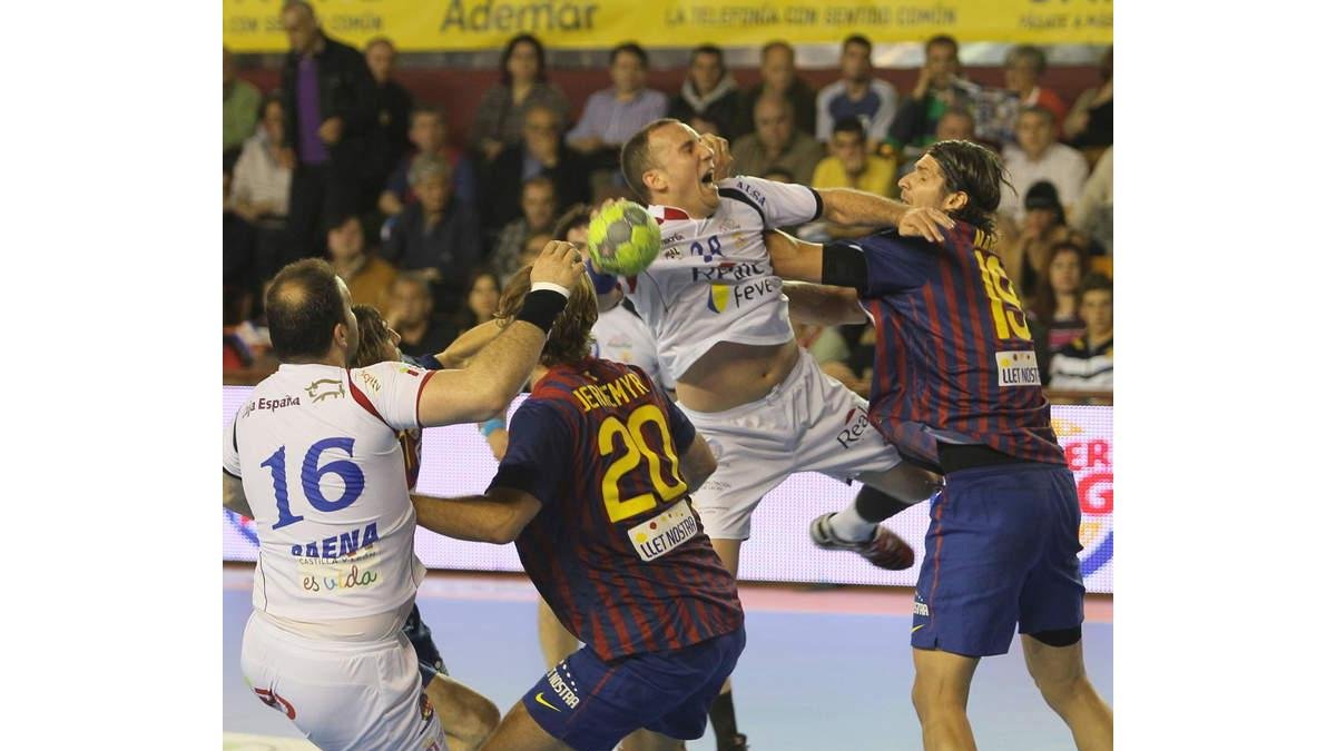 Ferrer, uno de los destacados del partido, intenta superar la correosa defensa del Barcelona a base de garra y coraje.