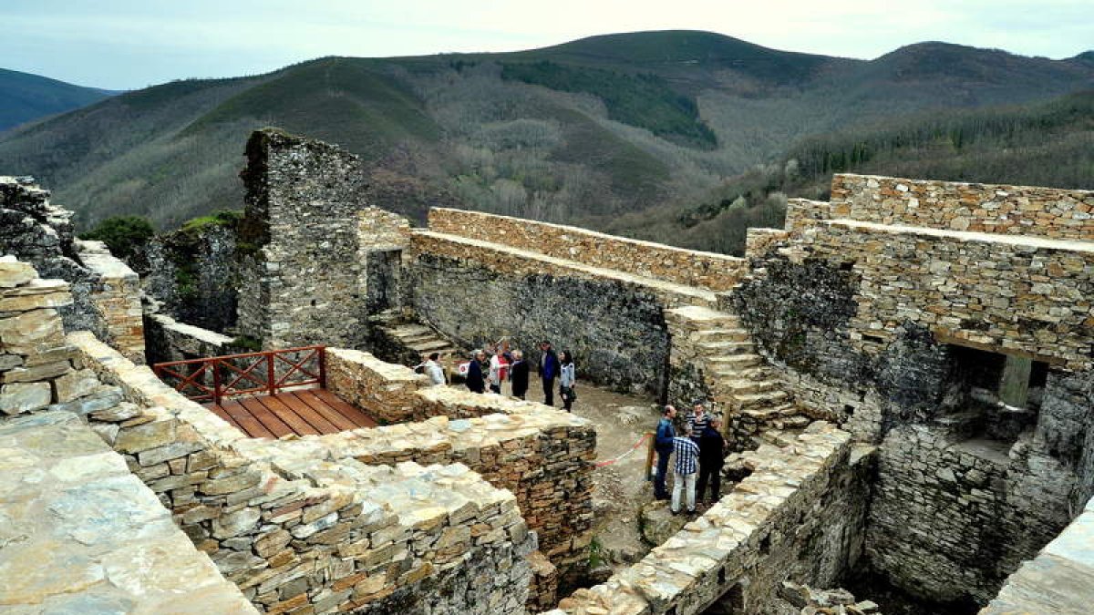 Imagen reciente de la zona restaurada del Castillo de Sarracín, en Vega de Valcarce. DL