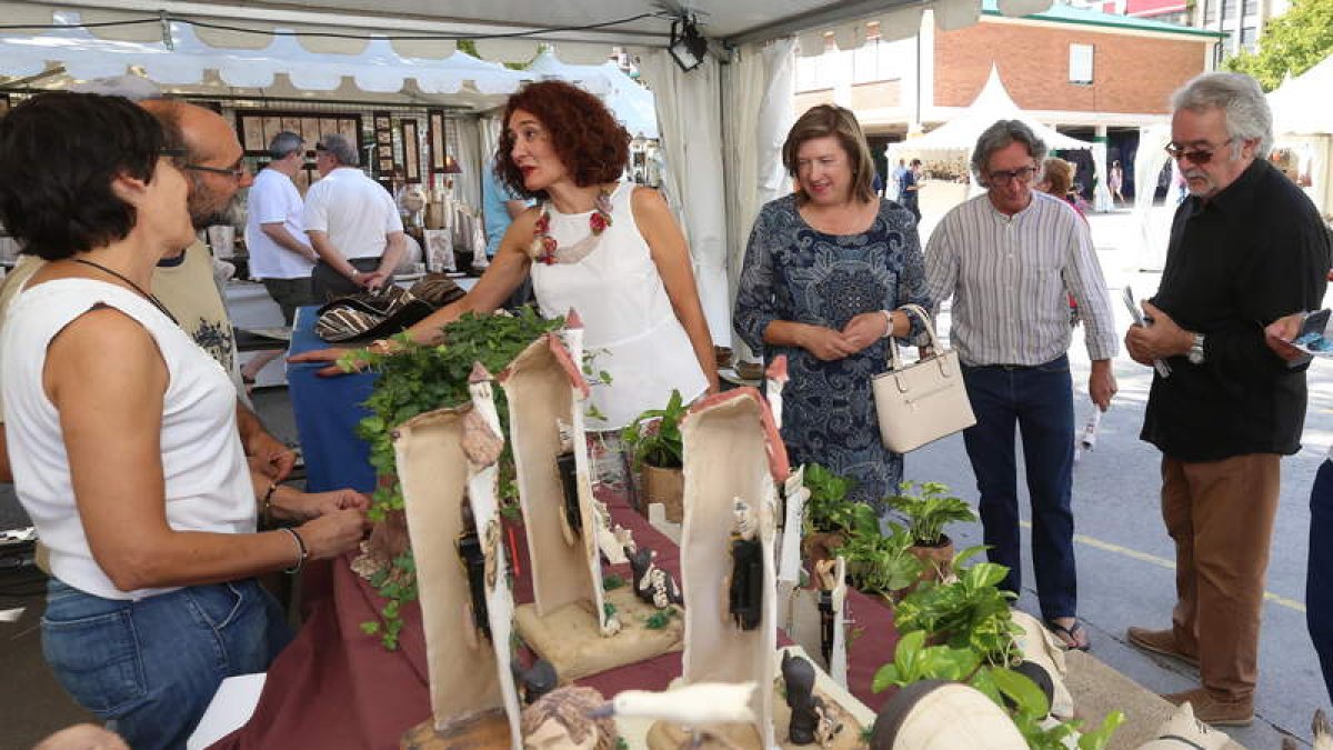 La alcaldesa, la concejala de Cultura y los organizadores Rogelio Pacios y Gerardo Queipo. L. DE LA MATA